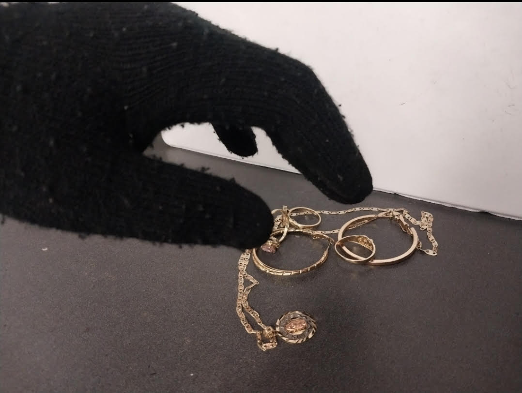 imitation of jewelry being stolen