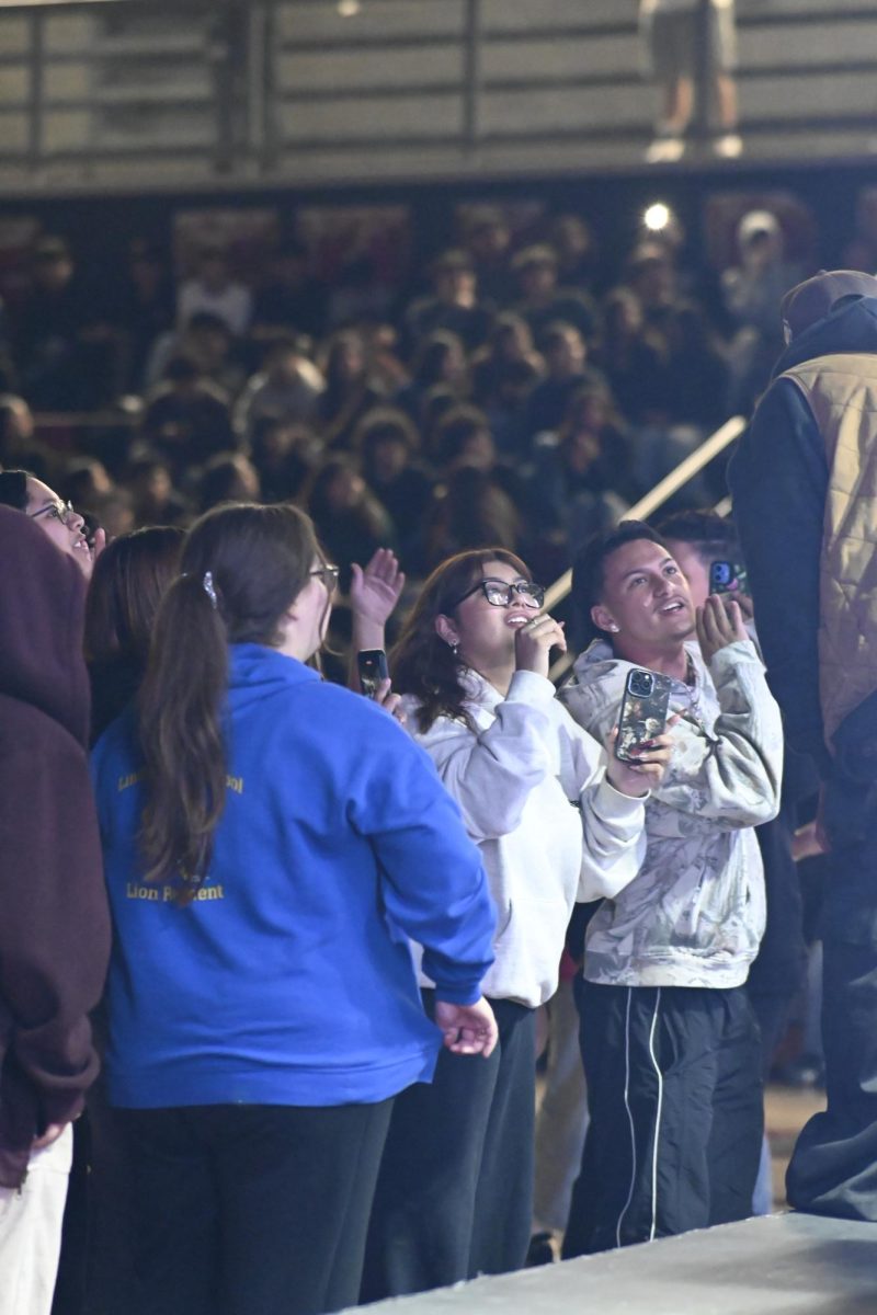 Gerardo Campos (12) and Valerie Gonzalez (12) singing along during the VIP concert